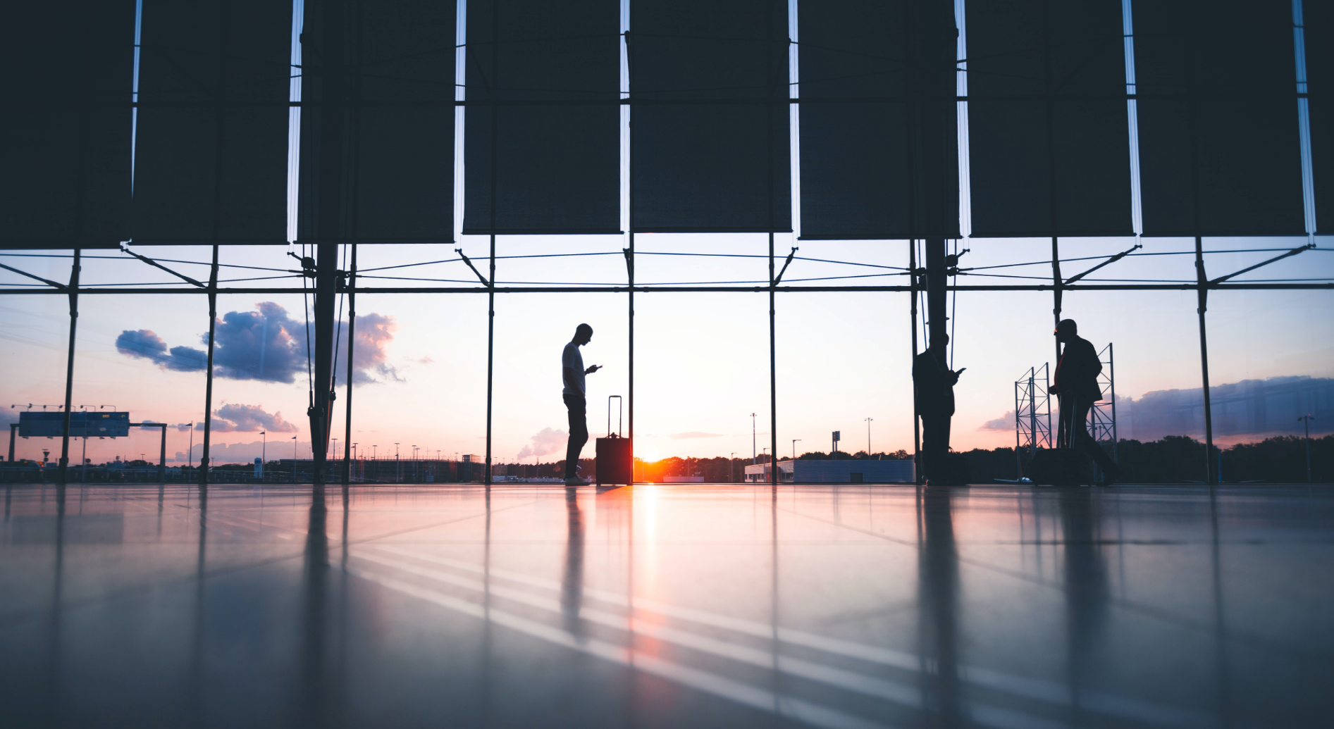 Viaggiatori in attesa ad un gate dell'aeroporto