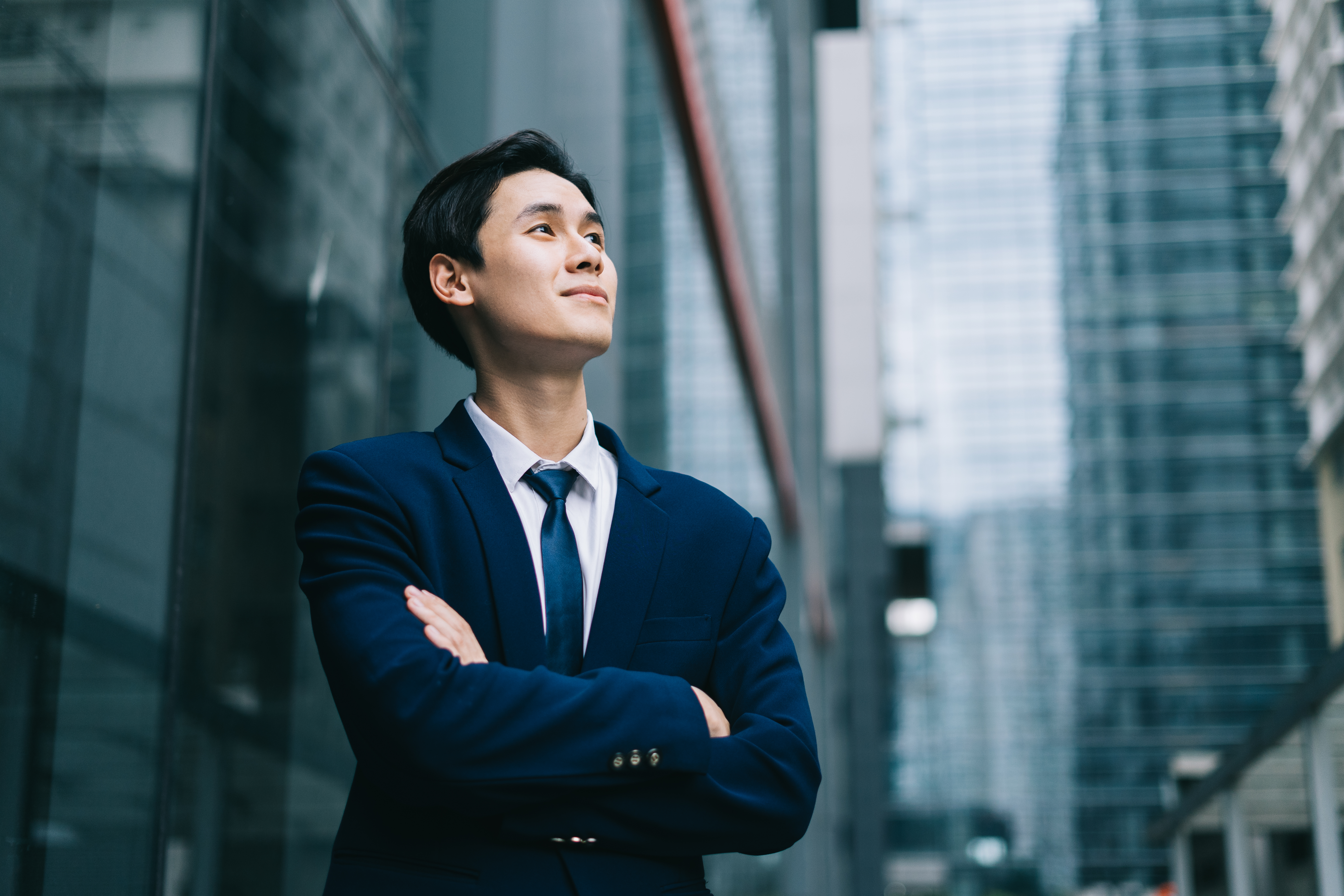 一個男人看著天空