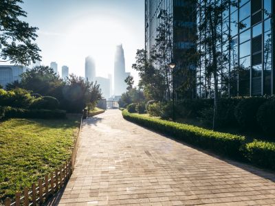Immagine di un viale con aiuole con vista sui palazzi del distretto finanziario