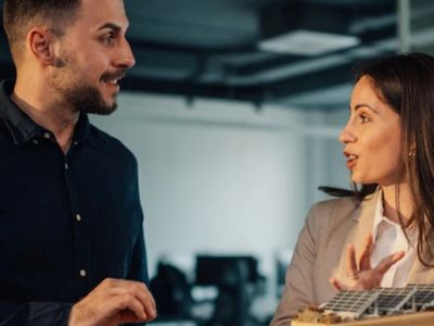 Due professionisti discutono di lavoro