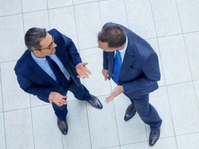 Panoramica corporate e businessmen che pianificano strategia di crescita finanziaria aziendale e review finanziaria