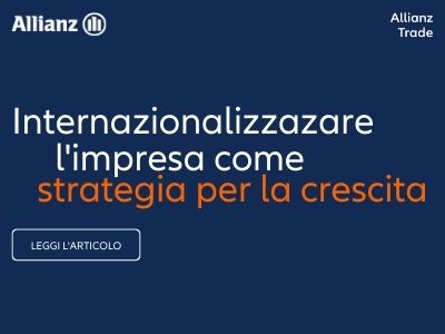 Un manager di spalle osserva i palazzi moderni dalla vetrata del suo ufficio