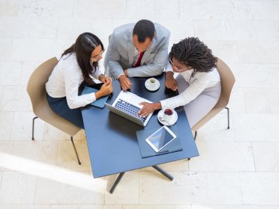 Team discute su progetto durante pausa caffè