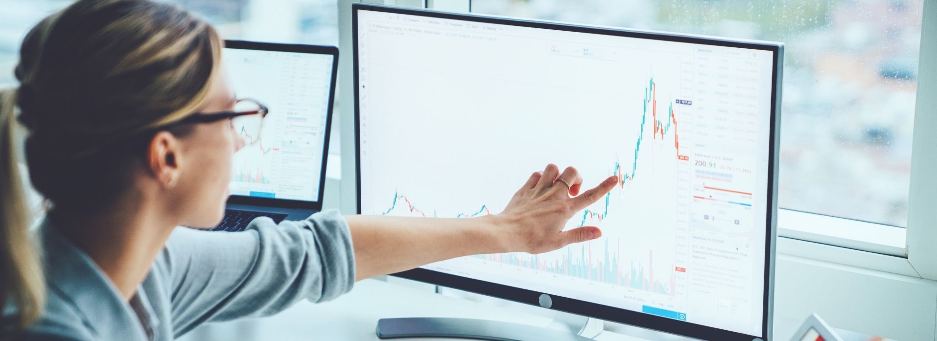 Una business analyst studia un grafico al computer