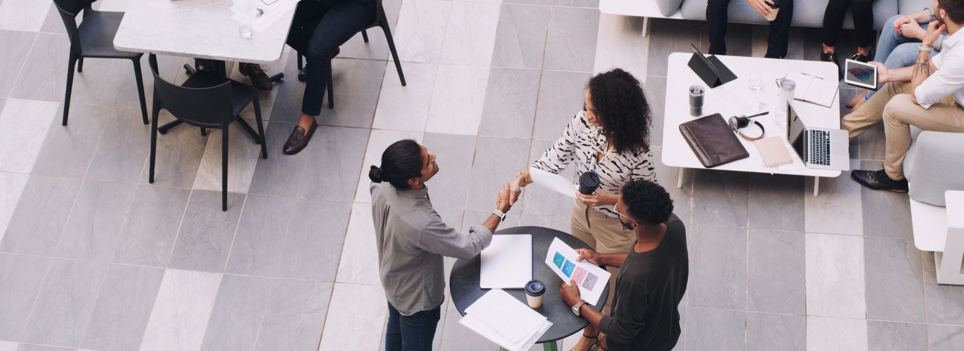 Panoramica di professionisti mentre parlano e si incontrano a una conferenza nei loro uffici