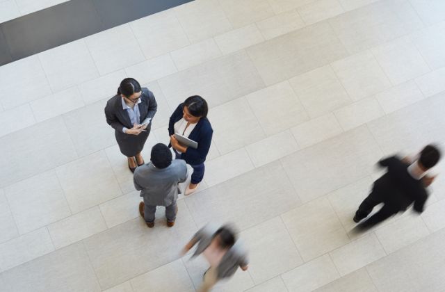 Ripresa-dall-alto-di-colleghi-in-abiti-formali-nella-hall-di-un-ufficio
