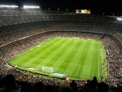 Campo da calcio illuminato durante una partita 
