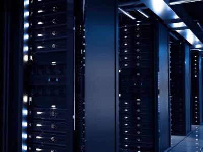 Data center moderno nero con rack di server che contengono dati