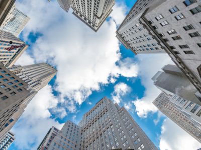 Vista dal basso di Wall Street a New York