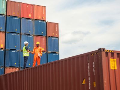 Due uomini che lavorano