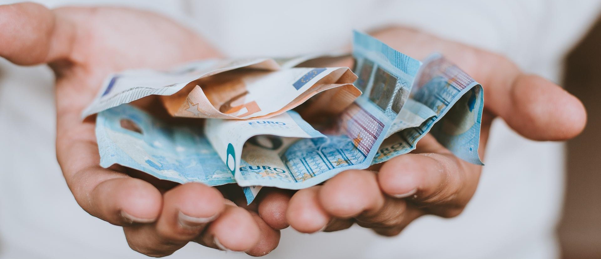 Banconote in euro nelle mani di un cliente