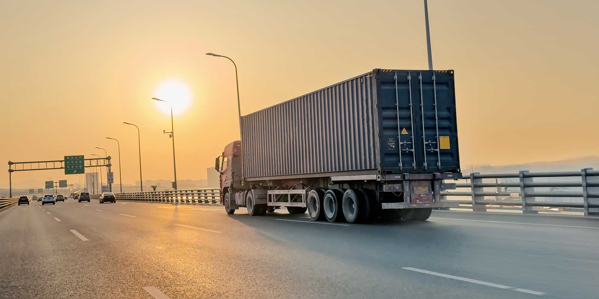 Samochód ciężarowy na autostradzie