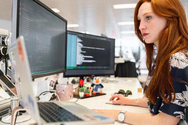 woman in fornt of desktop
