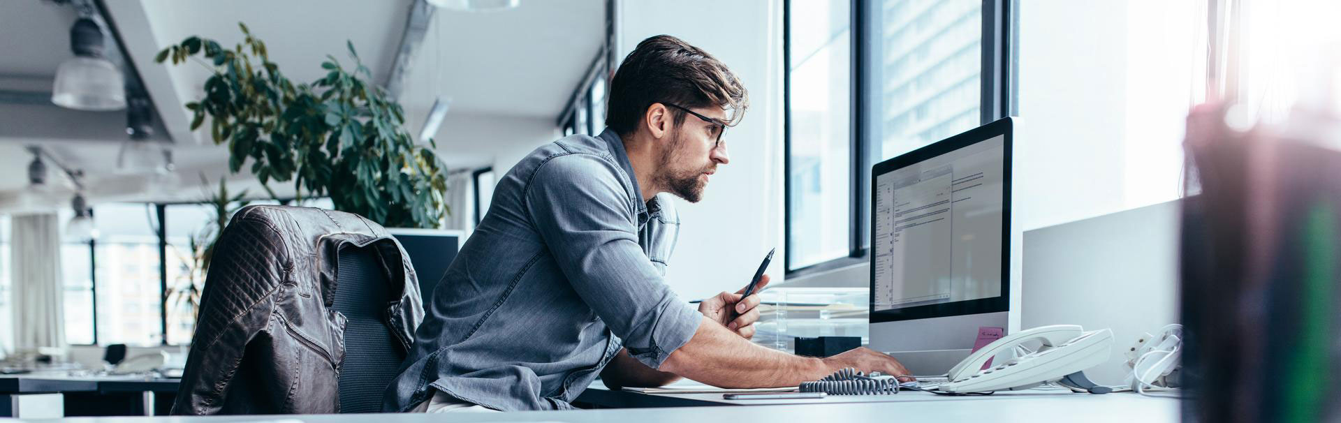 man in front of the desktop