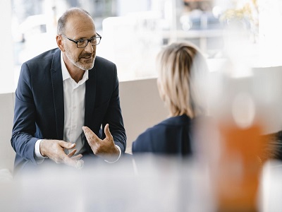 Un cliente parla con un'imprenditrice