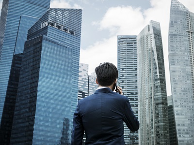 Un imprenditore parla al telefono nel distretto finanziario della città