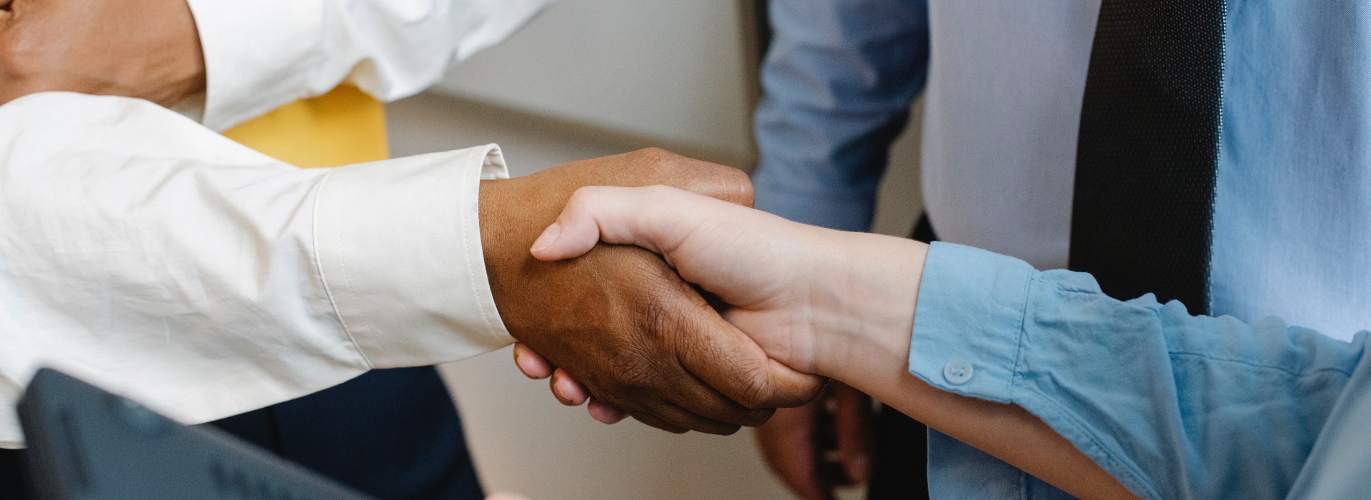 Un assicuratore e un cliente di stringono la mano
