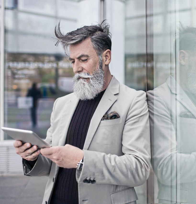 Un imprenditore consulta dei dati sul suo tablet