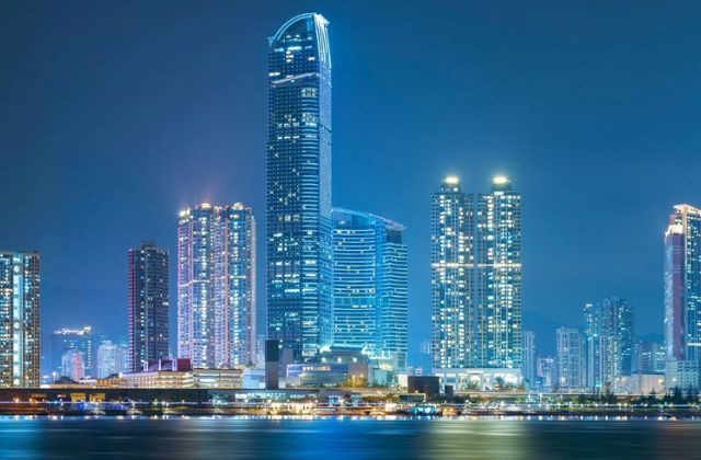 Città moderna con grattacieli illuminati