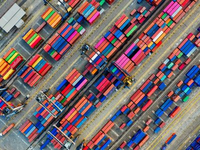 Deposito container destinati all'export visto dall'alto