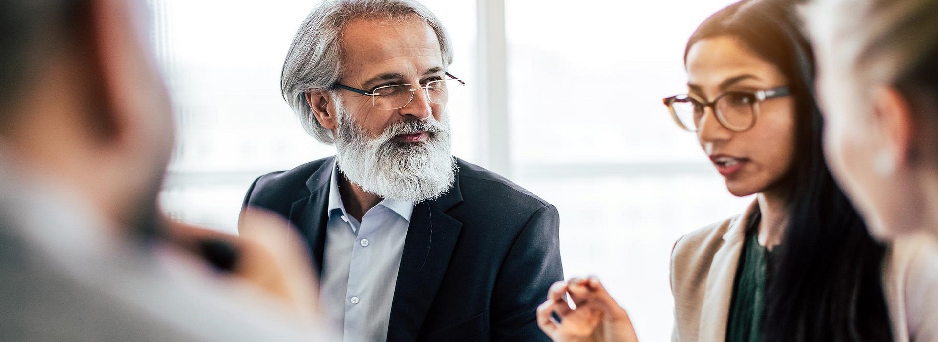 Dei colleghi si confrontano durante un corso di formazione sulla leadership