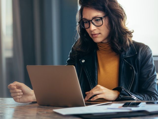 Un'imprenditrice lavora al computer