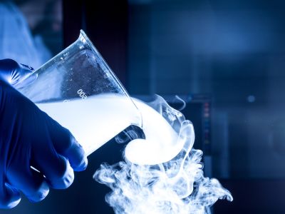 In un laboratorio, una sostanza chimica gassosa fuoriesce da un becher