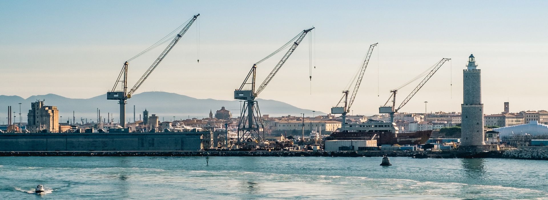 Vista di un porto con cantiere