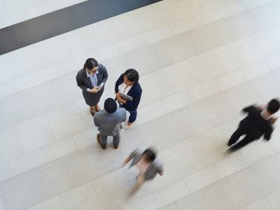 Ripresa-dall-alto-di-colleghi-in-abiti-formali-nella-hall-di-un-ufficio