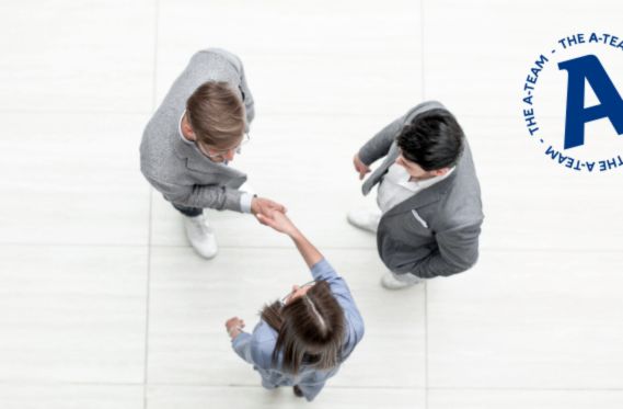 Un'imprenditrice e due clienti visti dall'alto