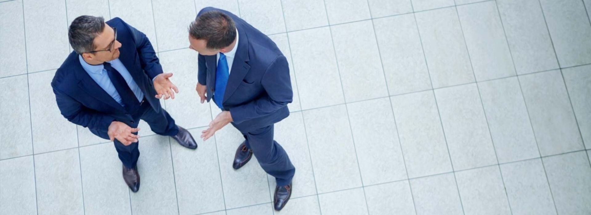 Panoramica corporate e businessmen che pianificano strategia di crescita finanziaria aziendale e review finanziaria