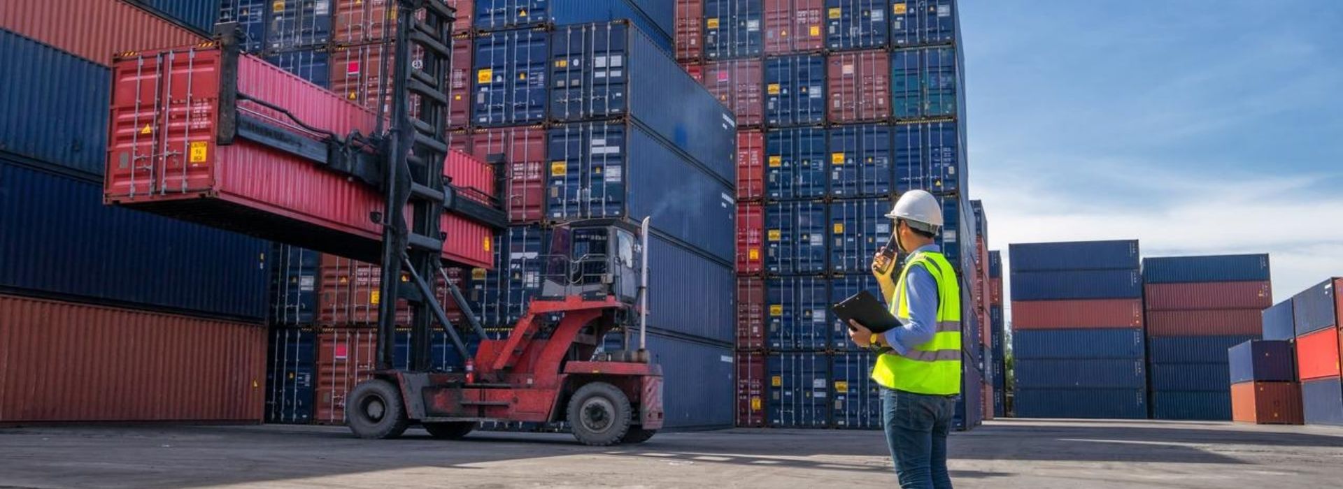 Il capo della logistica dirige le operazioni in un deposito container