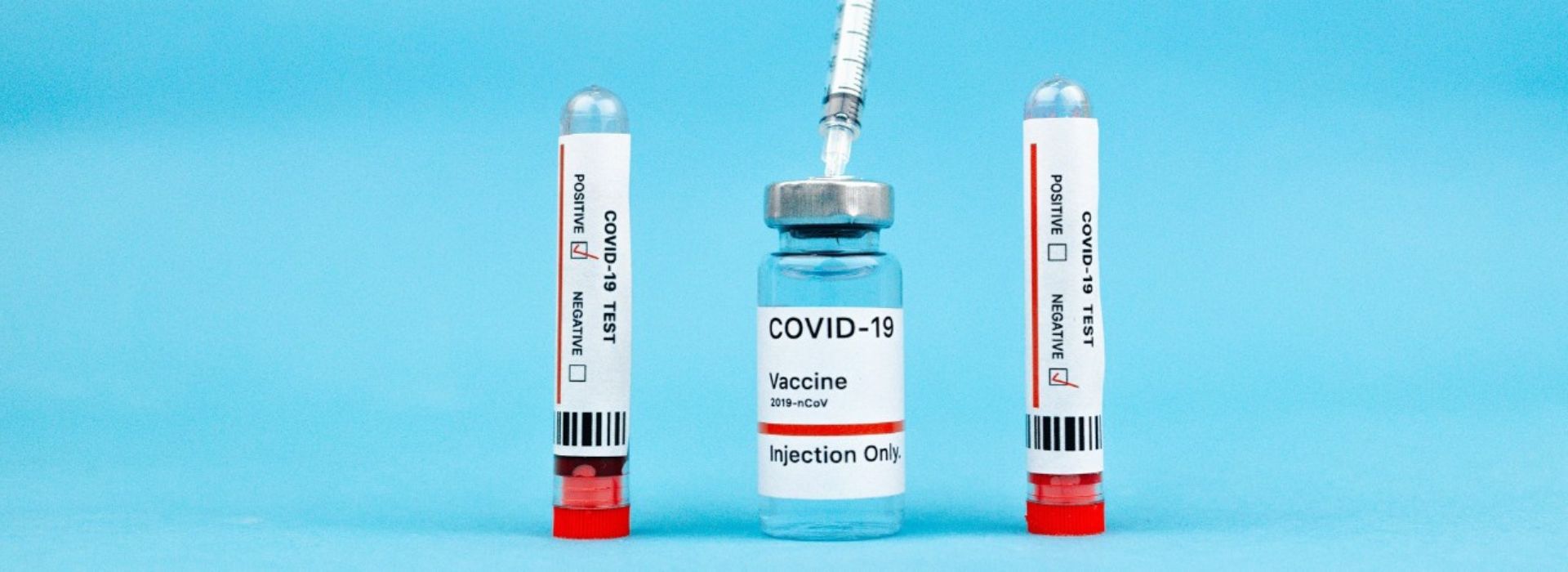 Provette per il test del covid-19 e provetta contenente vaccino