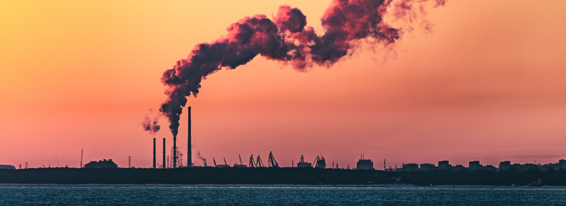 Vista di un impianto di produzione in azione al tramonto