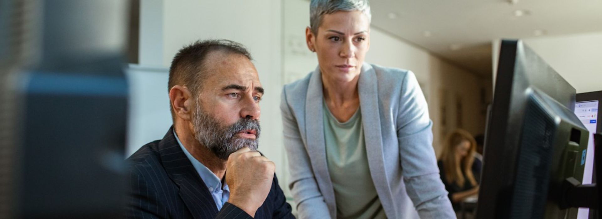 Due sviluppatori consultano al computer i dati relativi alla nuova tastiera a comando mentale