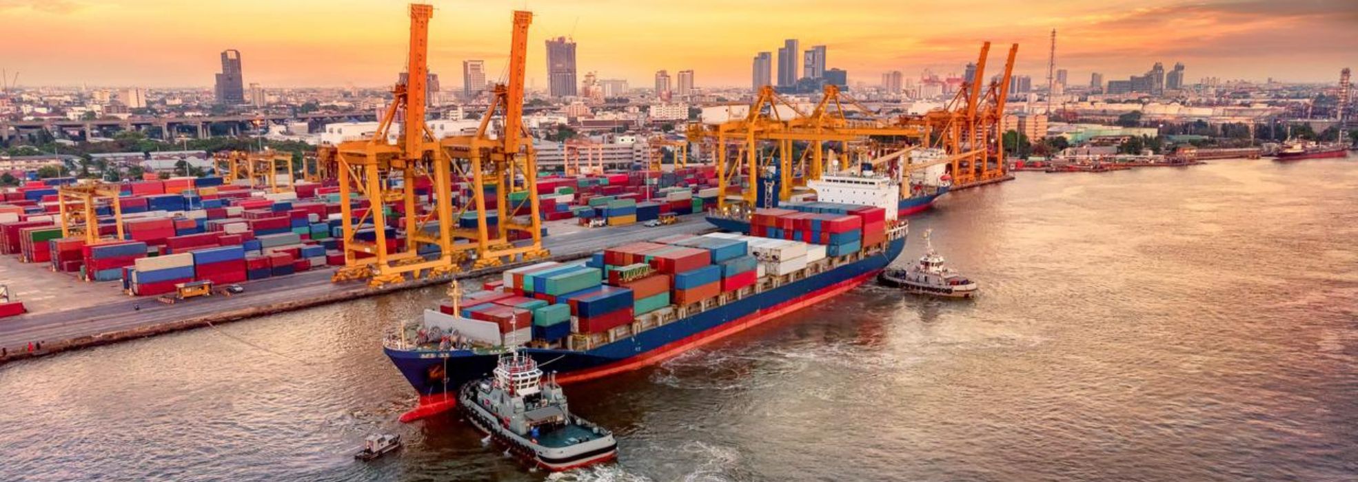 Una nave cargo fa manovra in un porto commerciale