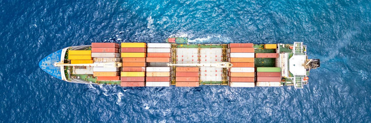 Vista dall'alto di una nave portacontainer