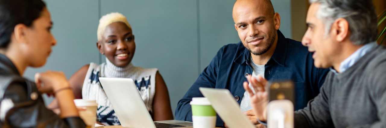 Persone che lavorano in una sala riunione