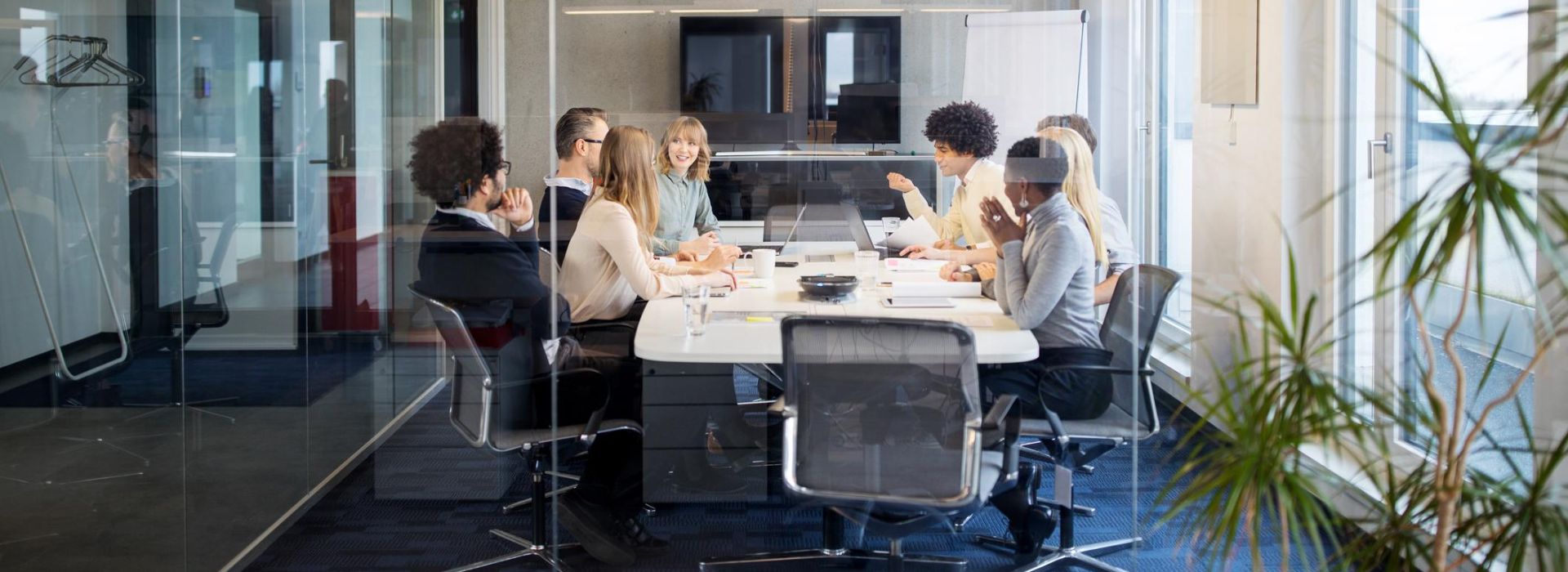 Un team si confronta in una sala riunioni dell'ufficio