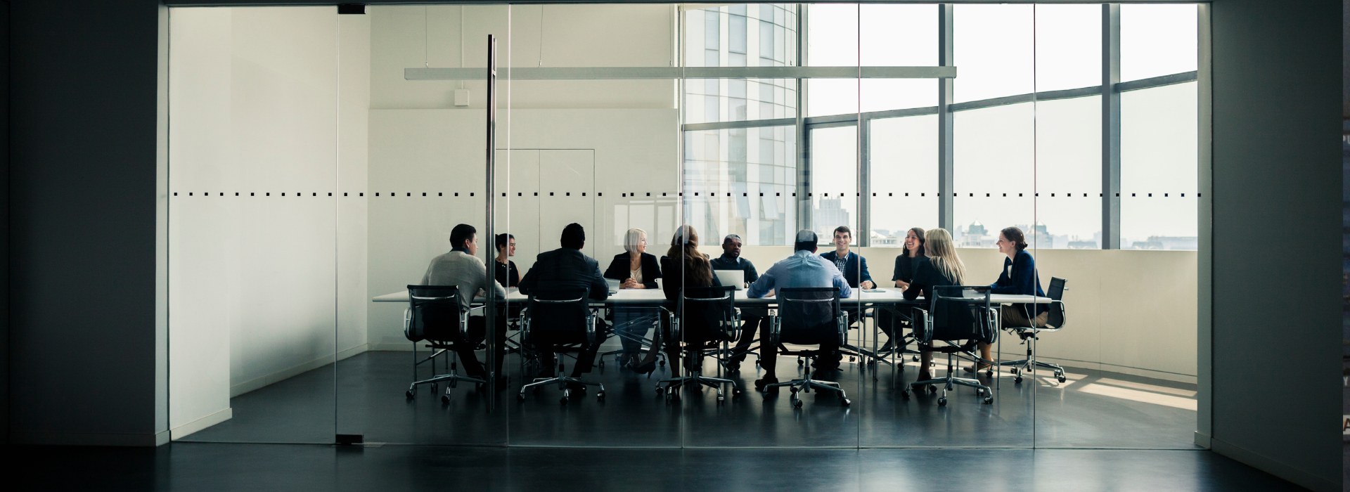 Persone che lavorano in una sala riunione