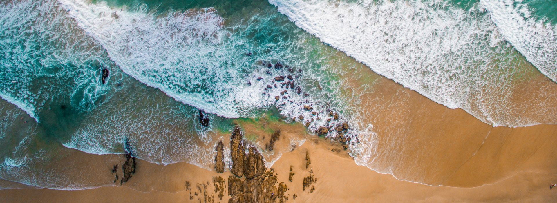 Vista dall'alto di una spiaggia