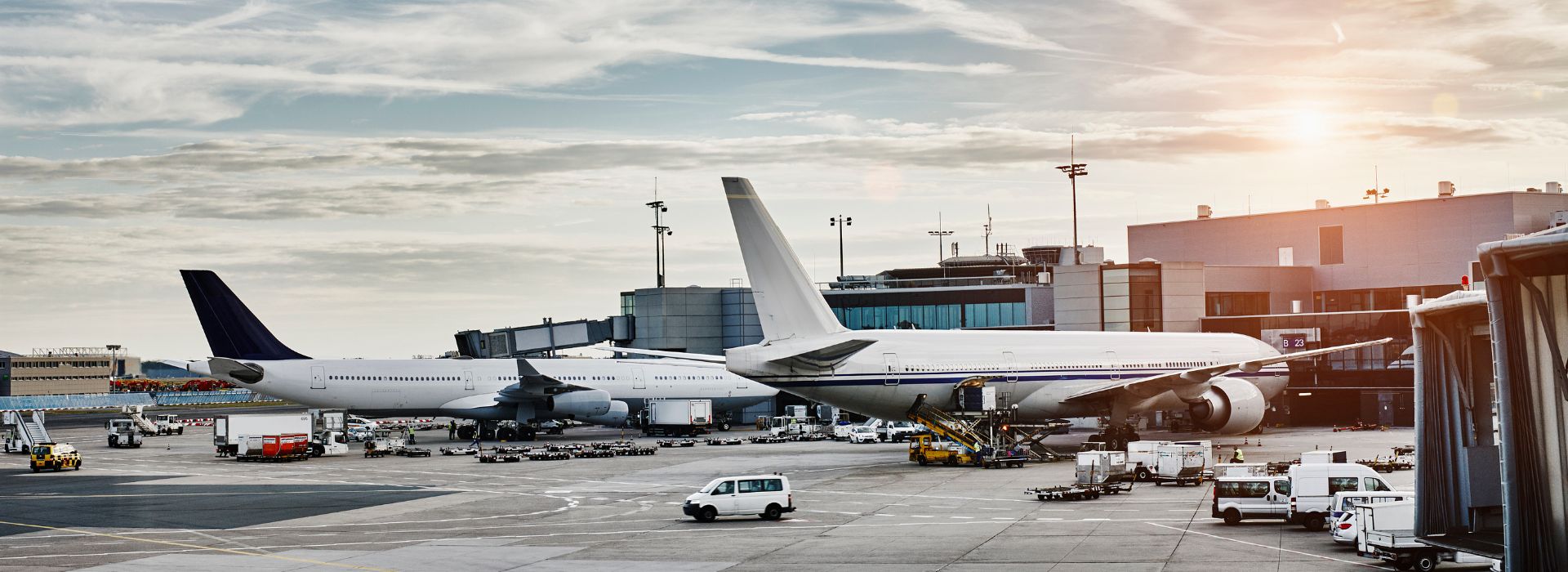 Due aerei ai gate di un aeroporto turistico
