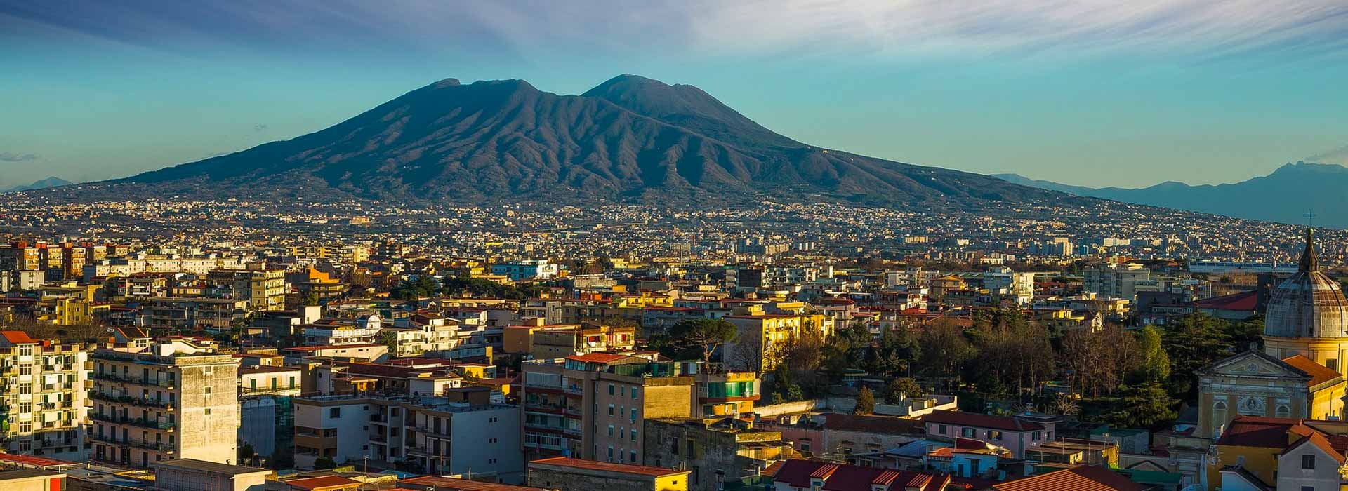 Vista della città di Napoli con il Vesuvio sullo sfondo