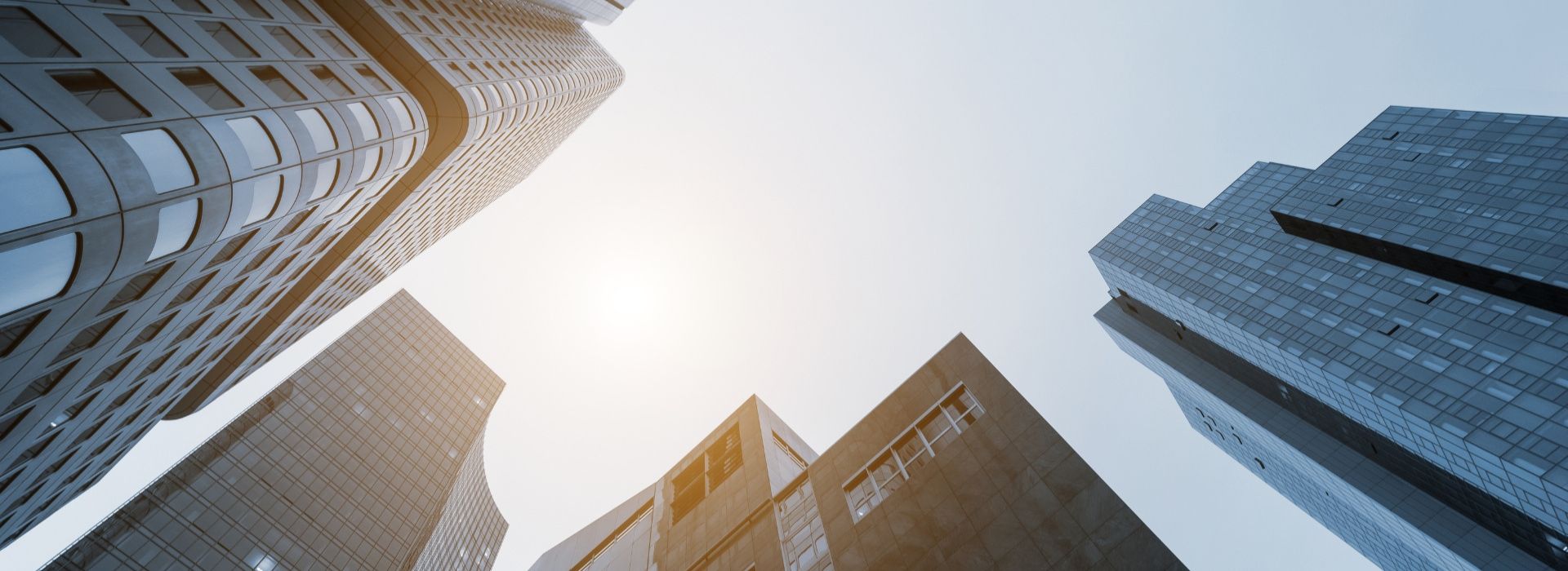 Vista dal basso di palazzi moderni