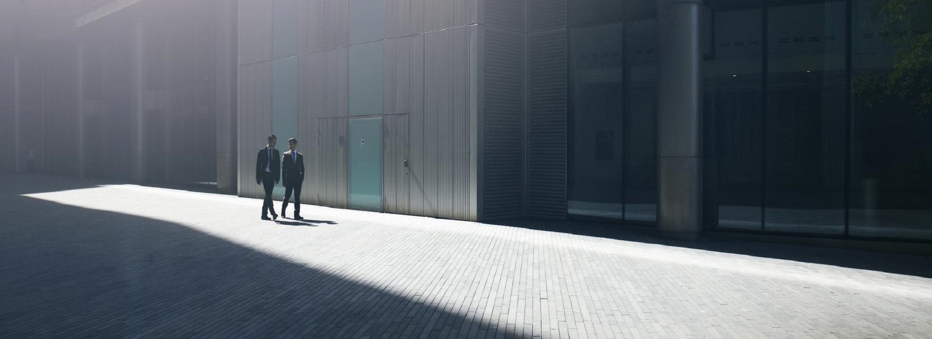 Due colleghi camminano nell'aerea esterna dell'azienda