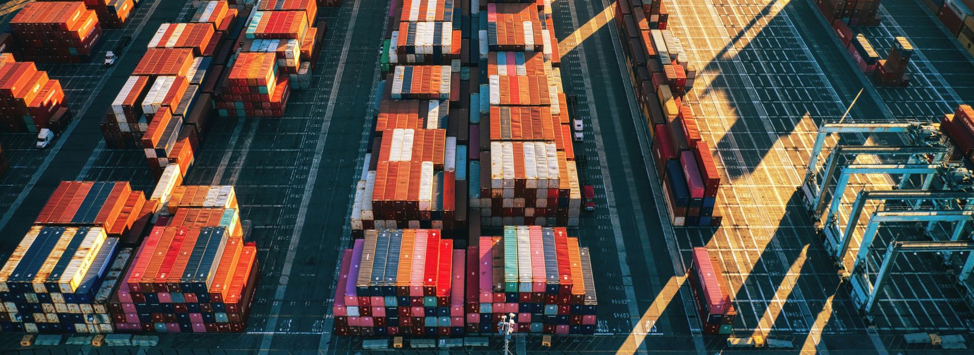 Vista dall'alto di un deposito di container