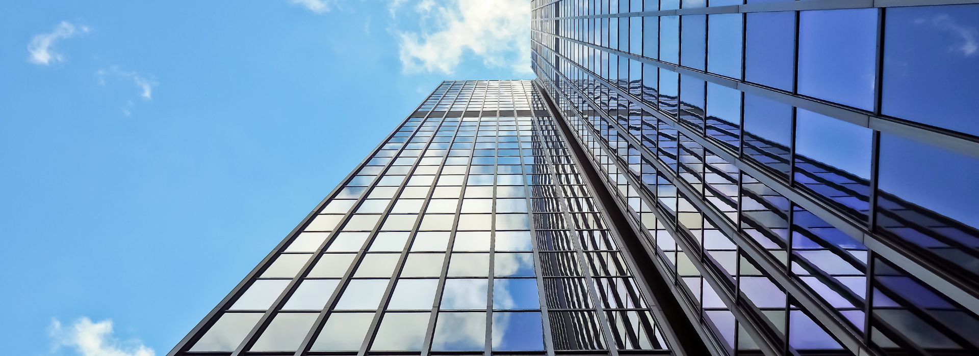 Vista dal basso di un palazzo moderno e cielo blu