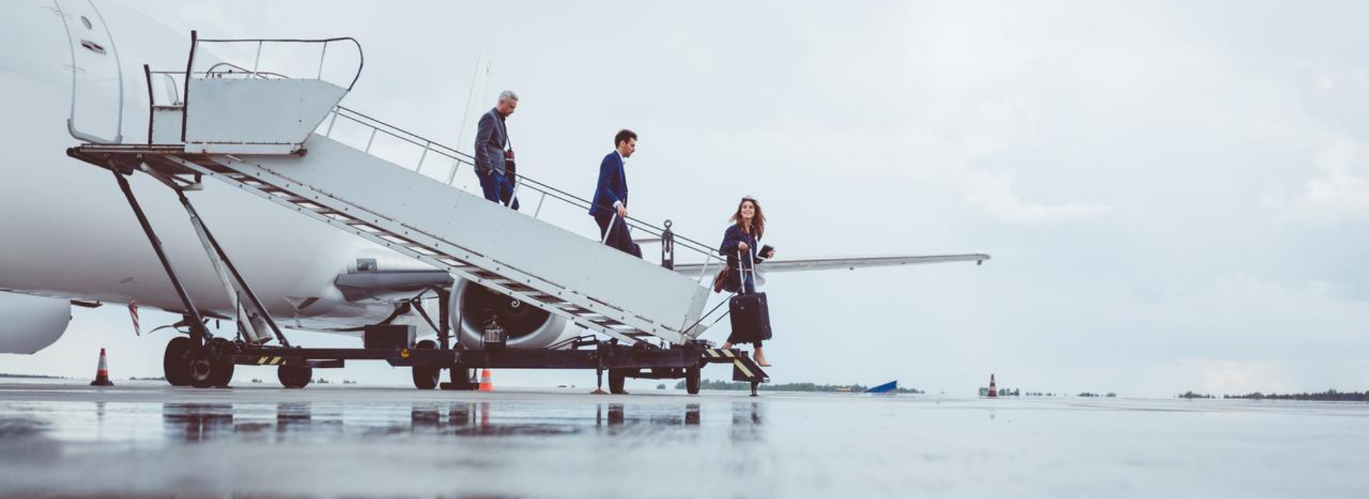 Tre imprenditori scendono dall'aereo per una trasferta di lavoro