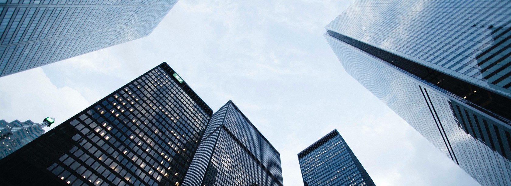 Vista dal basso di palazzi moderni