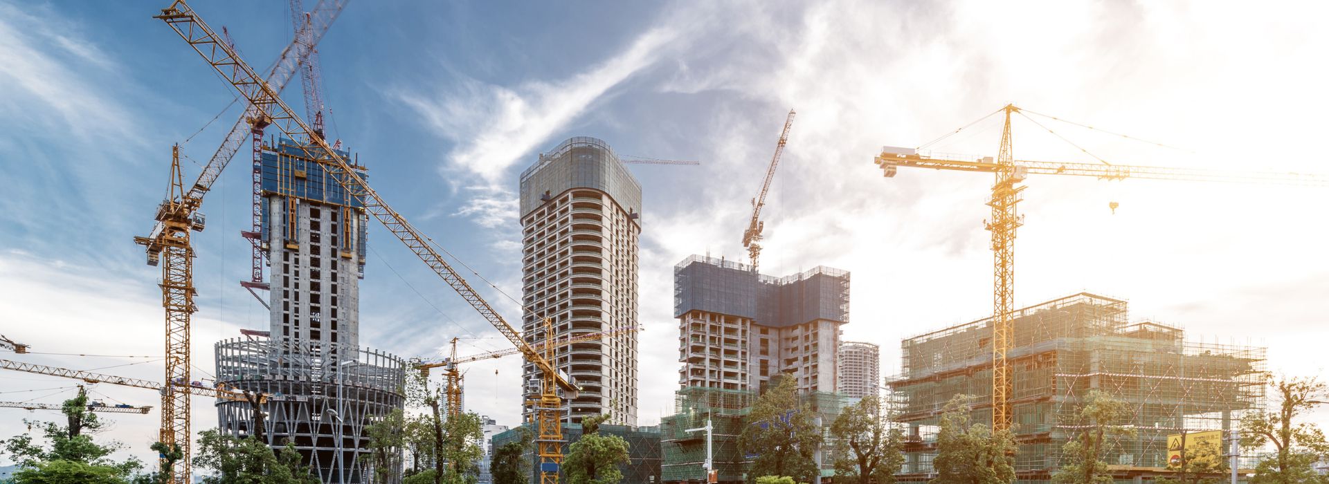 Cantiere con macchinari in funzione